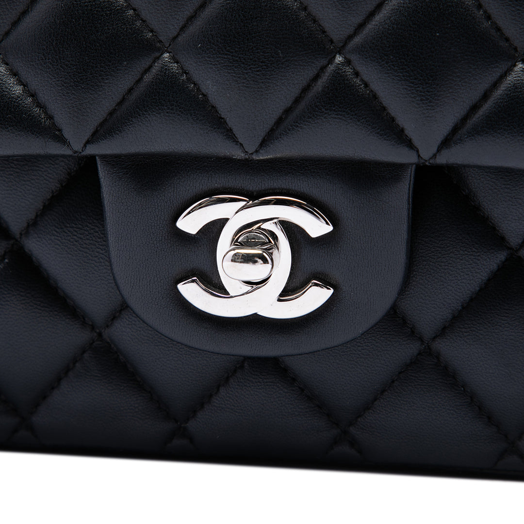 Chanel Sac porté épaule Classic Double rabat Moyen Cuir d'agneau Noir – vue 5 – GABY PARIS