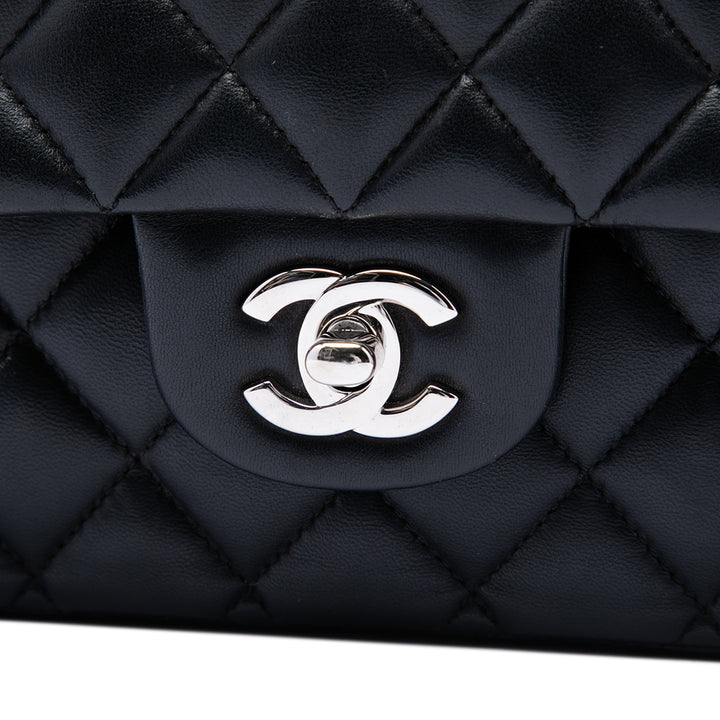Chanel Sac porté épaule Classic Double rabat Moyen Cuir d'agneau Noir – vue 5 – GABY PARIS