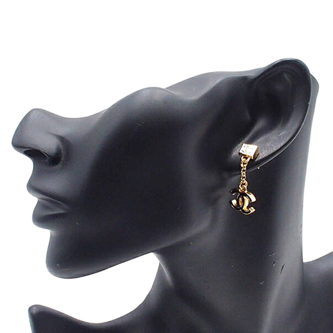 Chanel CC plaqué Émail pendantes fermoir poussette Boucles d’oreilles – GABY PARIS Authentique