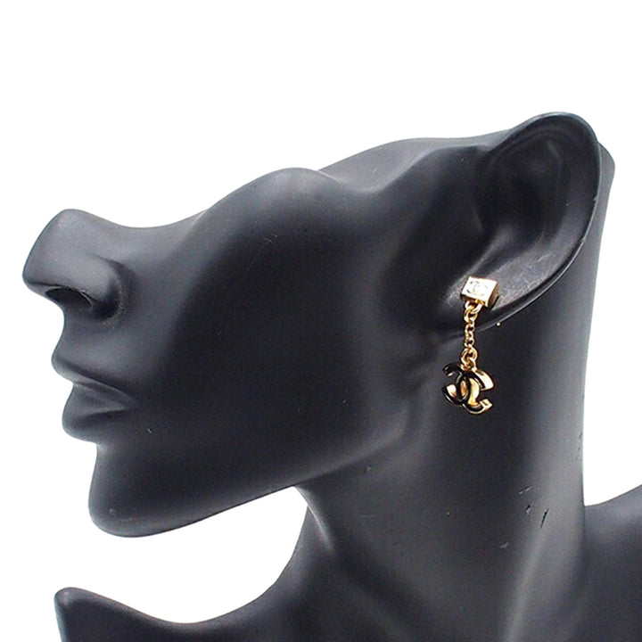 Chanel CC plaqué Émail pendantes fermoir poussette Boucles d’oreilles – GABY PARIS Authentique