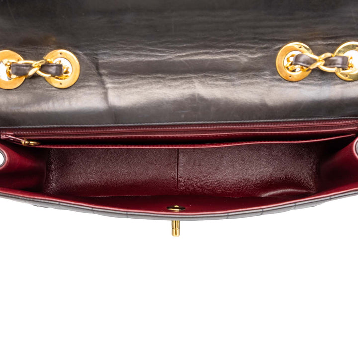 Chanel Sac porté épaule Vertical Quilt Rabat simple Jumbo Cuir d'agneau Marron – vue 4 – GABY PARIS