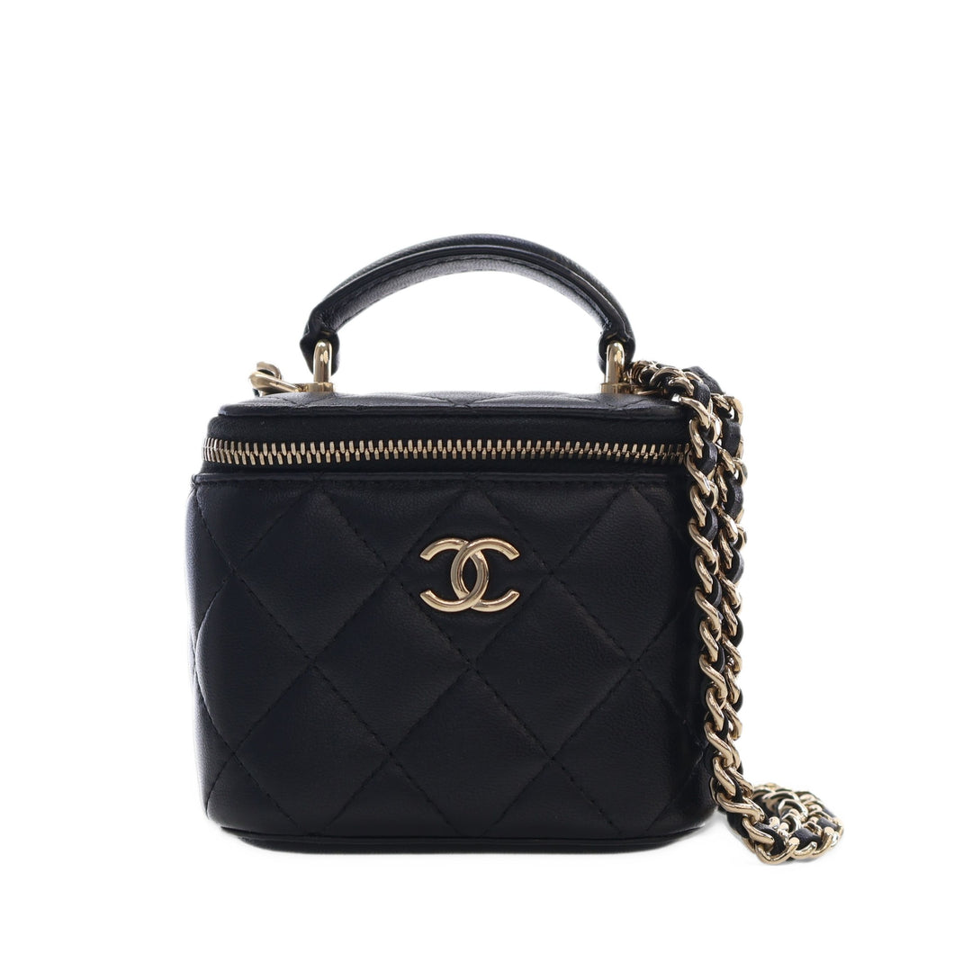 Chanel Vanity CC Matelassé avec chaîne Mini Cuir d'agneau Noir – vue principale – GABY PARIS