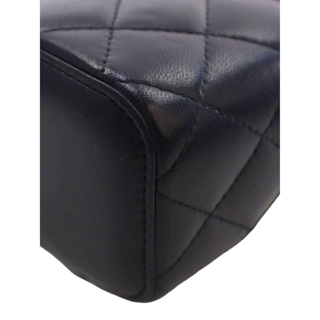 Chanel Vanity CC Matelassé avec chaîne Mini Cuir d'agneau Noir – vue 10 – GABY PARIS