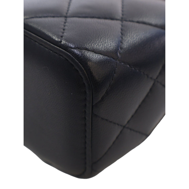 Chanel Vanity CC Matelassé avec chaîne Mini Cuir d'agneau Noir – vue 10 – GABY PARIS