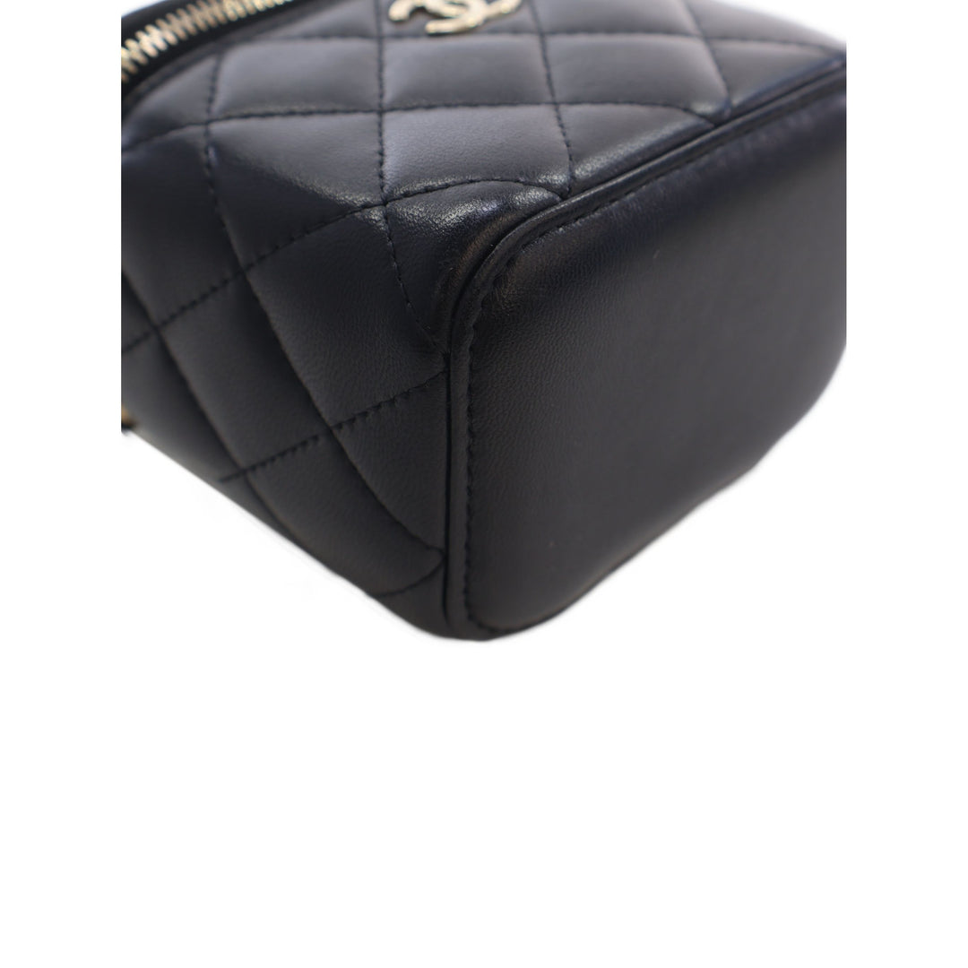 Chanel Vanity CC Matelassé avec chaîne Mini Cuir d'agneau Noir – vue 11 – GABY PARIS