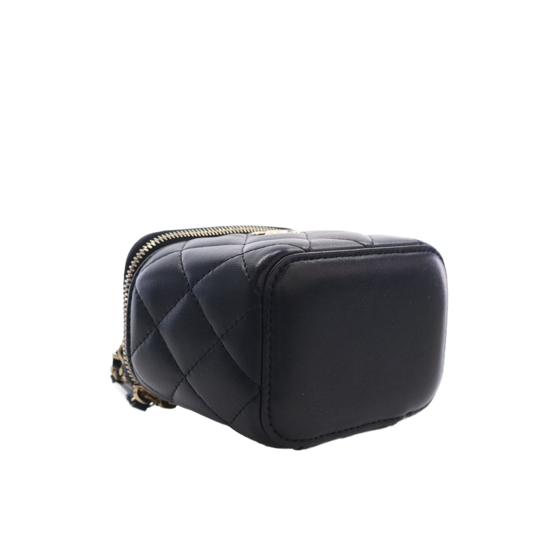 Chanel Vanity CC Matelassé avec chaîne Mini Cuir d'agneau Noir – vue 15 – GABY PARIS