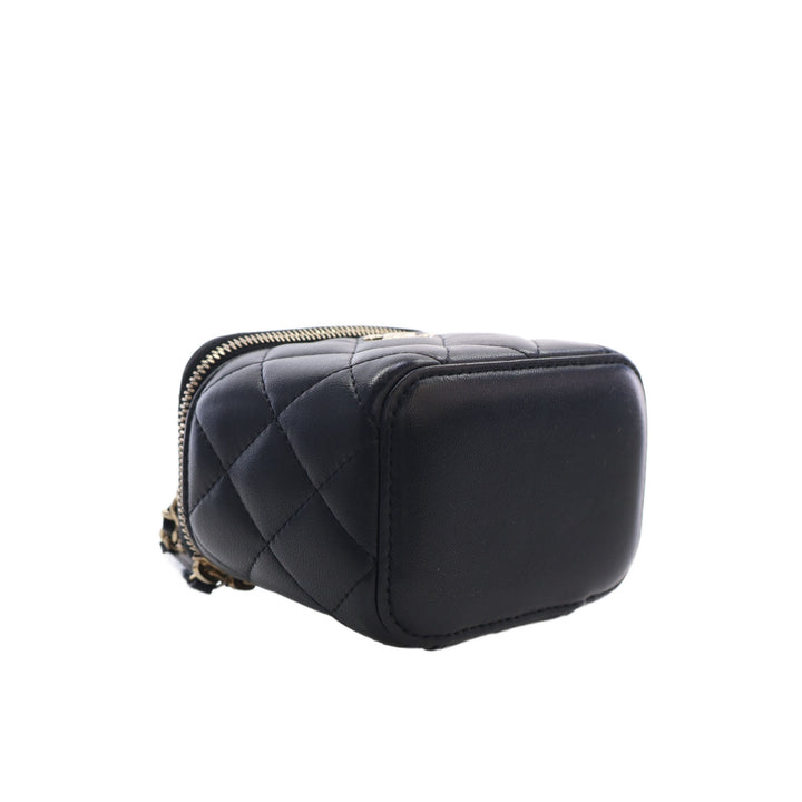 Chanel Vanity CC Matelassé avec chaîne Mini Cuir d'agneau Noir – vue 15 – GABY PARIS