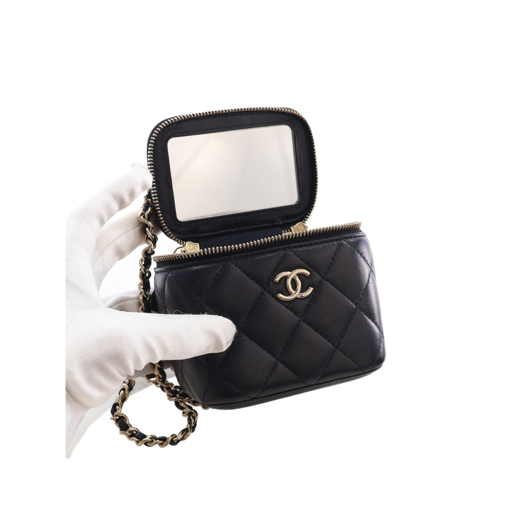 Chanel Vanity CC Matelassé avec chaîne Mini Cuir d'agneau Noir – vue 6 – GABY PARIS