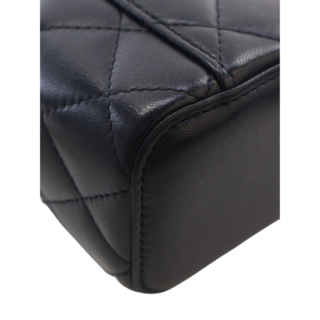Chanel Vanity CC Matelassé avec chaîne Mini Cuir d'agneau Noir – vue 9 – GABY PARIS