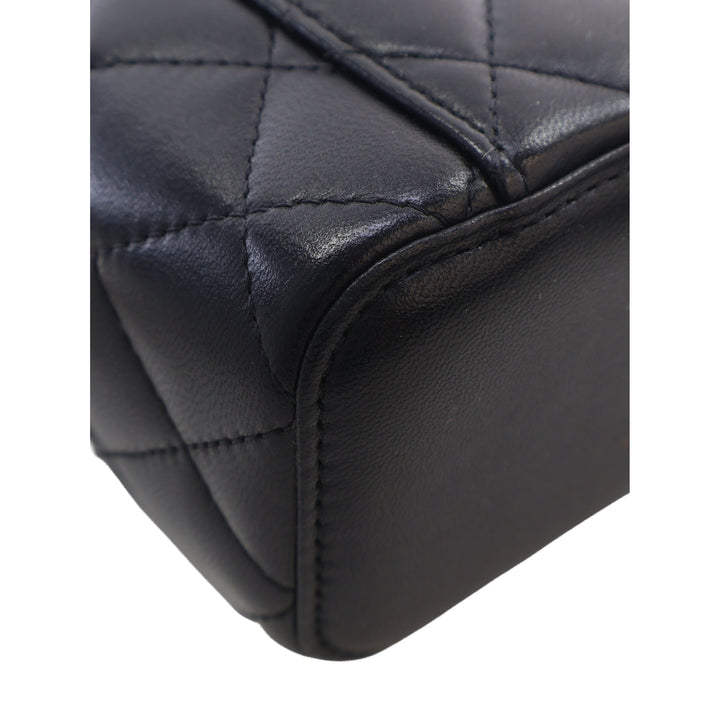 Chanel Vanity CC Matelassé avec chaîne Mini Cuir d'agneau Noir – vue 9 – GABY PARIS
