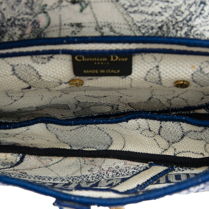 Dior brodé Around the World Saddle Sac Bleu – vue 4 – GABY PARIS