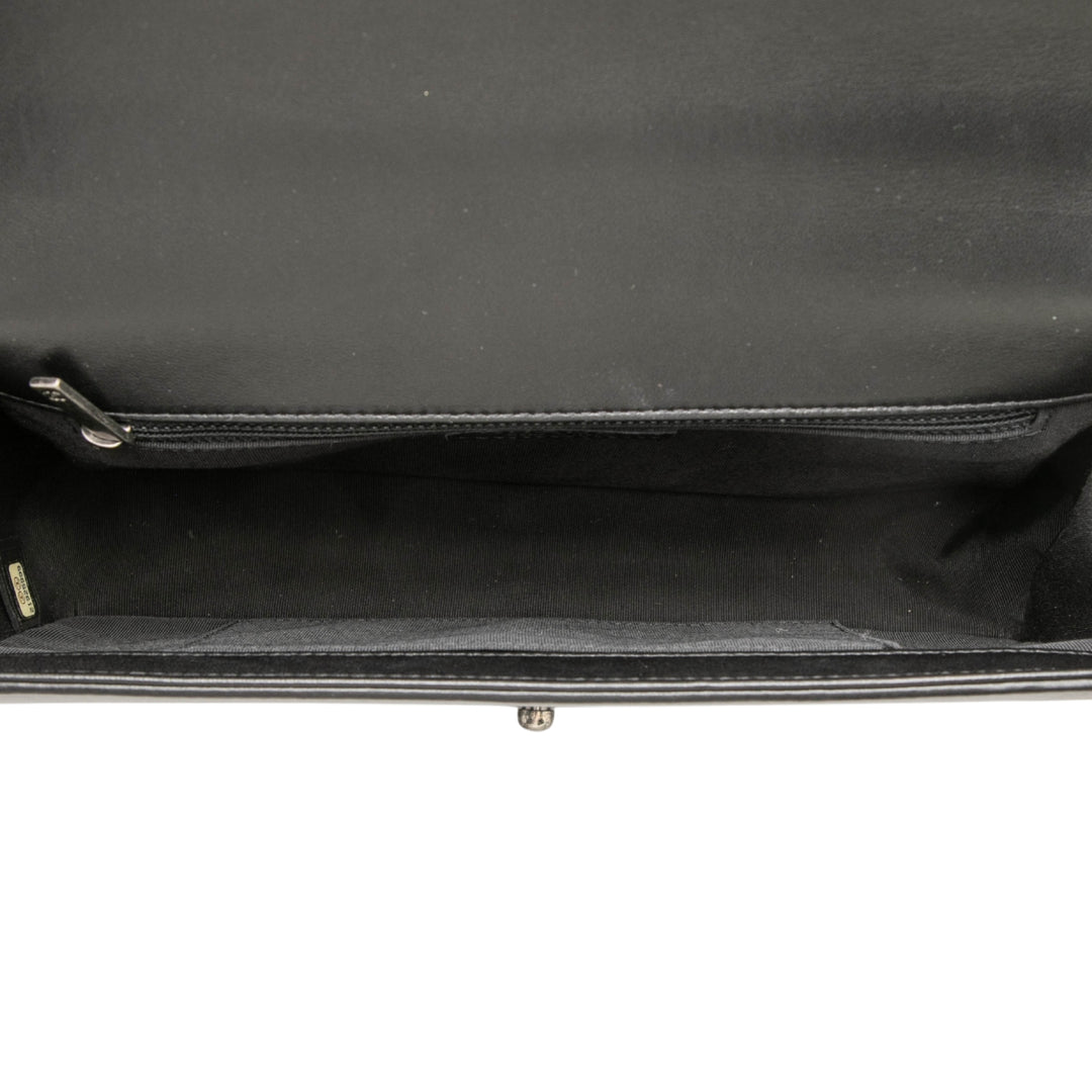 Chanel Matelassé Boy à rabat Moyen Cuir d'agneau Noir – vue 4 – GABY PARIS