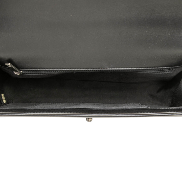 Chanel Matelassé Boy à rabat Moyen Cuir d'agneau Noir – vue 4 – GABY PARIS
