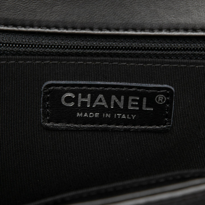 Chanel Matelassé Boy à rabat Moyen Cuir d'agneau Noir – vue 5 – GABY PARIS