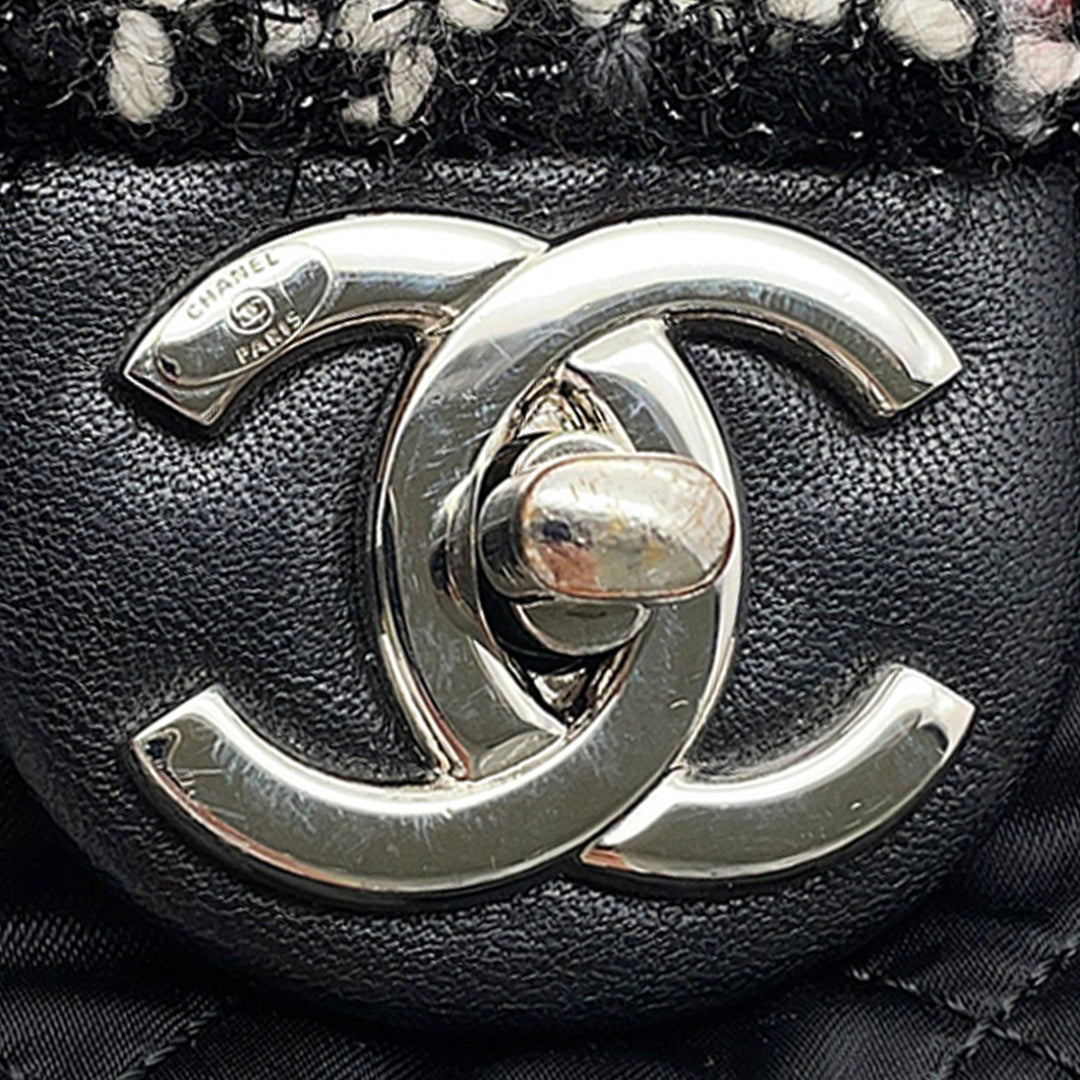 Chanel Matelassé et Astronaut Essentials à rabat Tweed Noir – vue 7 – GABY PARIS