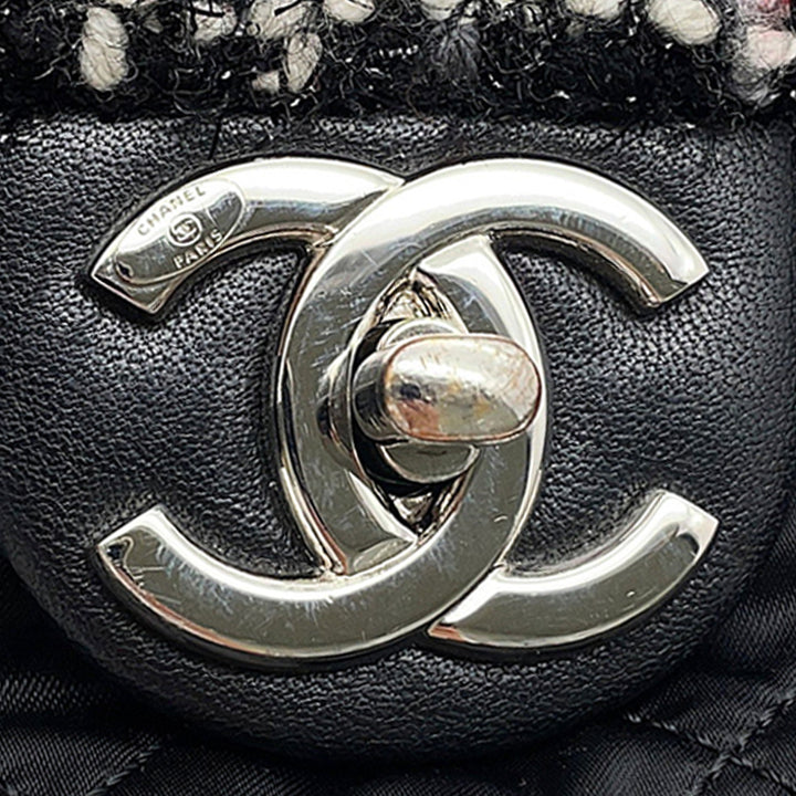 Chanel Matelassé et Astronaut Essentials à rabat Tweed Noir – vue 7 – GABY PARIS