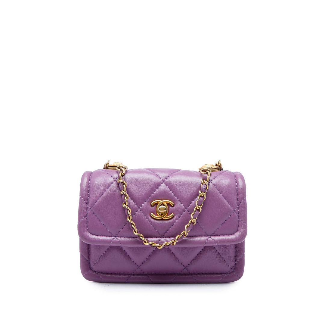 Chanel Sac à main Matelassé brillant Bouton On Top à rabat Mini Cuir d'agneau Violet – vue principale – GABY PARIS