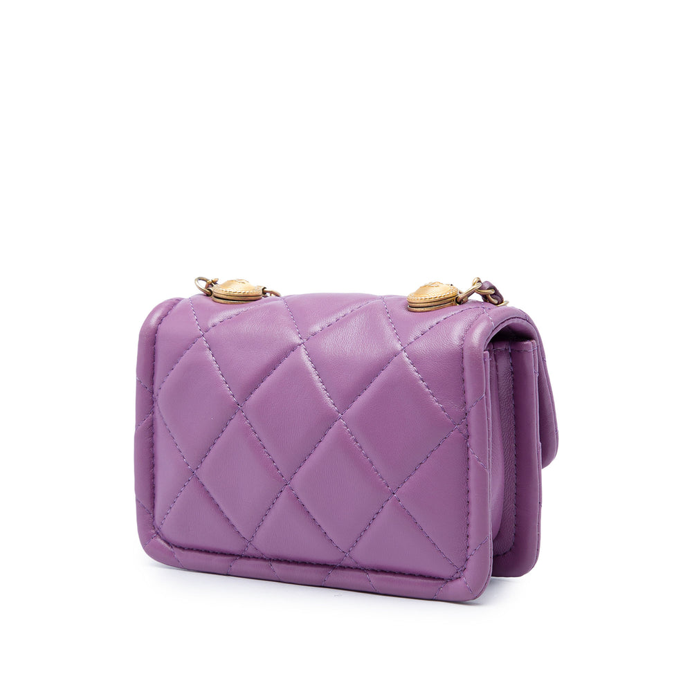 Chanel Sac à main Matelassé brillant Bouton On Top à rabat Mini Cuir d'agneau Violet – vue 2 – GABY PARIS