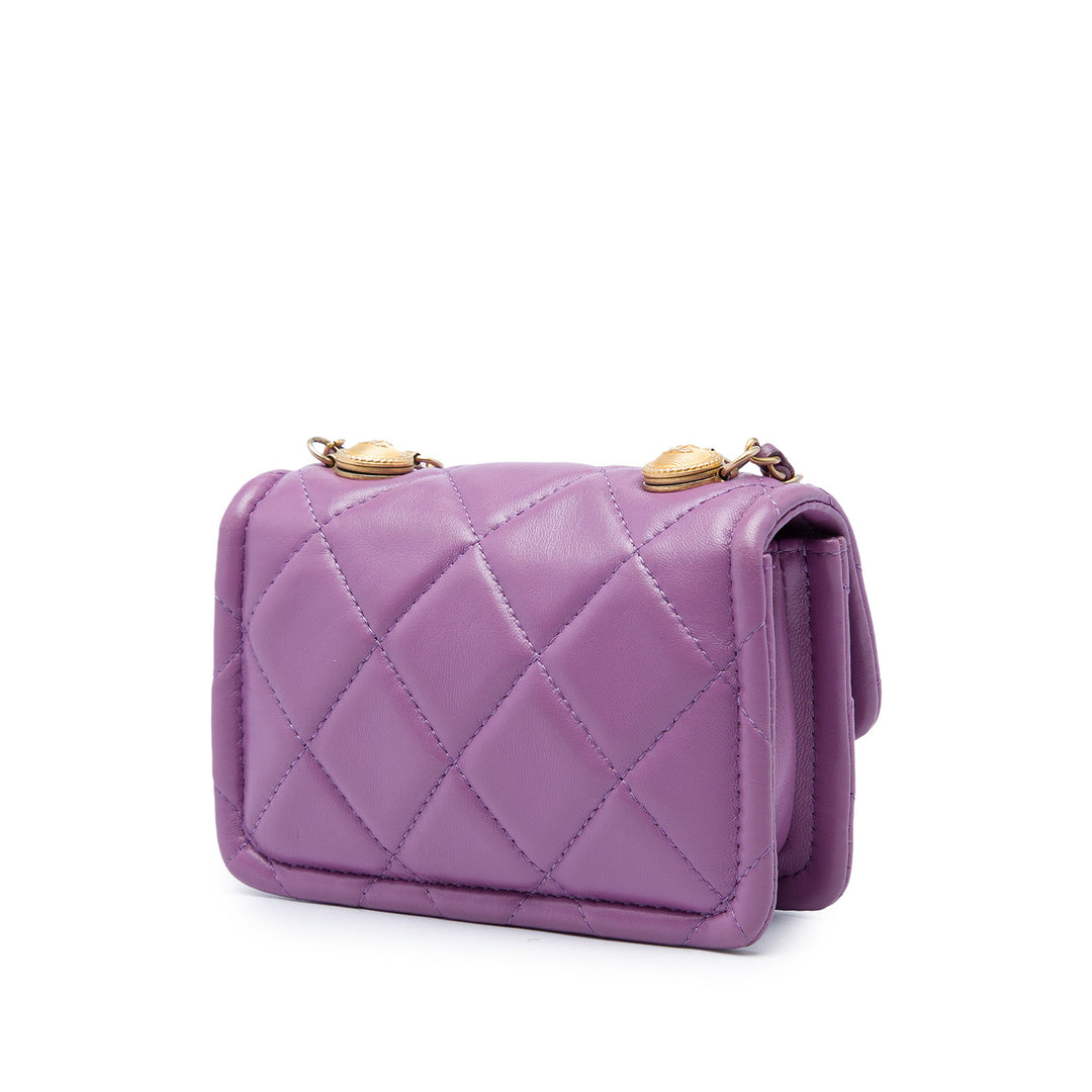Chanel Sac à main Matelassé brillant Bouton On Top à rabat Mini Cuir d'agneau Violet – vue 2 – GABY PARIS