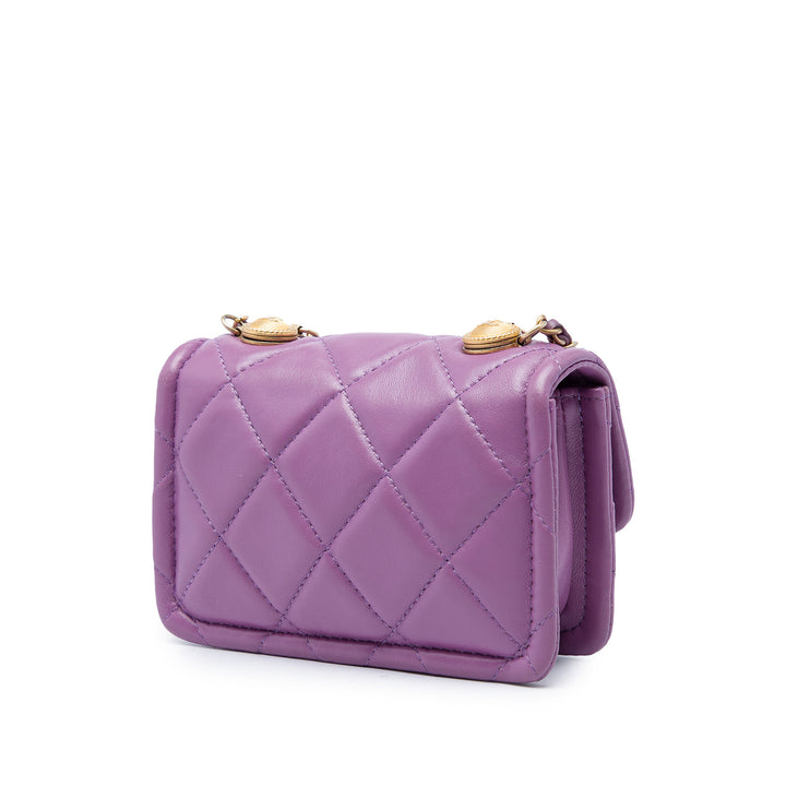 Chanel Sac à main Matelassé brillant Bouton On Top à rabat Mini Cuir d'agneau Violet – vue 2 – GABY PARIS