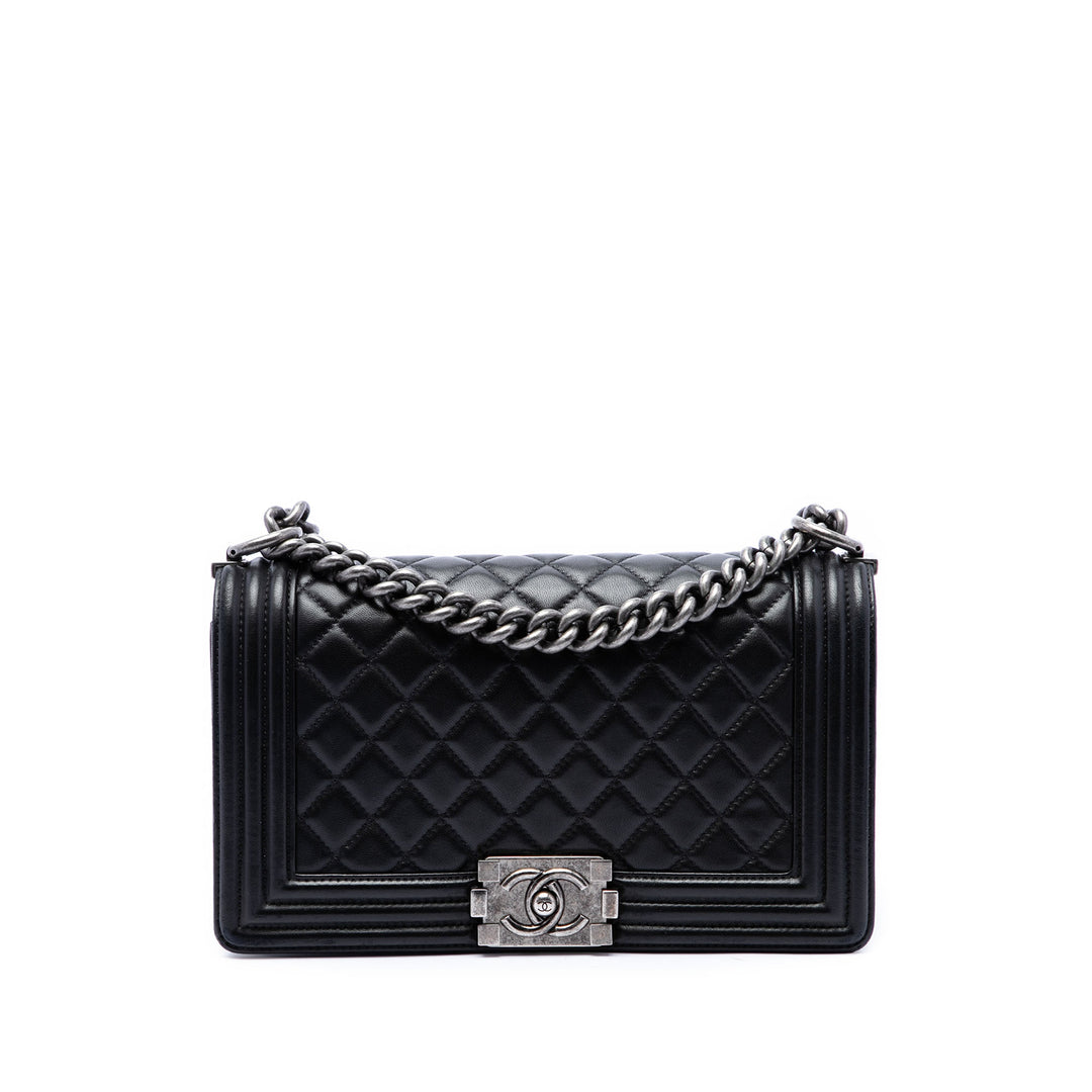 Chanel Matelassé Boy à rabat Moyen Cuir d'agneau Noir – vue principale – GABY PARIS