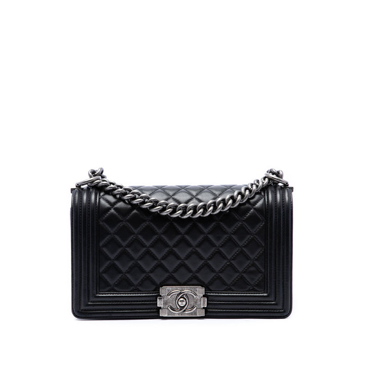 Chanel Matelassé Boy à rabat Moyen Cuir d'agneau Noir – vue principale – GABY PARIS