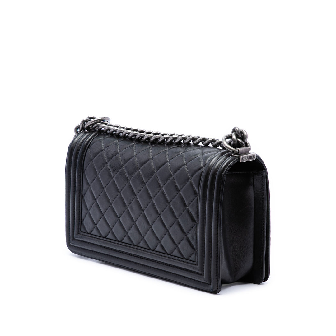 Chanel Matelassé Boy à rabat Moyen Cuir d'agneau Noir – vue 2 – GABY PARIS