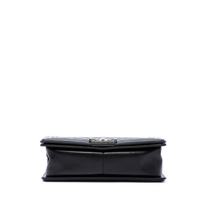 Chanel Matelassé Boy à rabat Moyen Cuir d'agneau Noir – vue 3 – GABY PARIS
