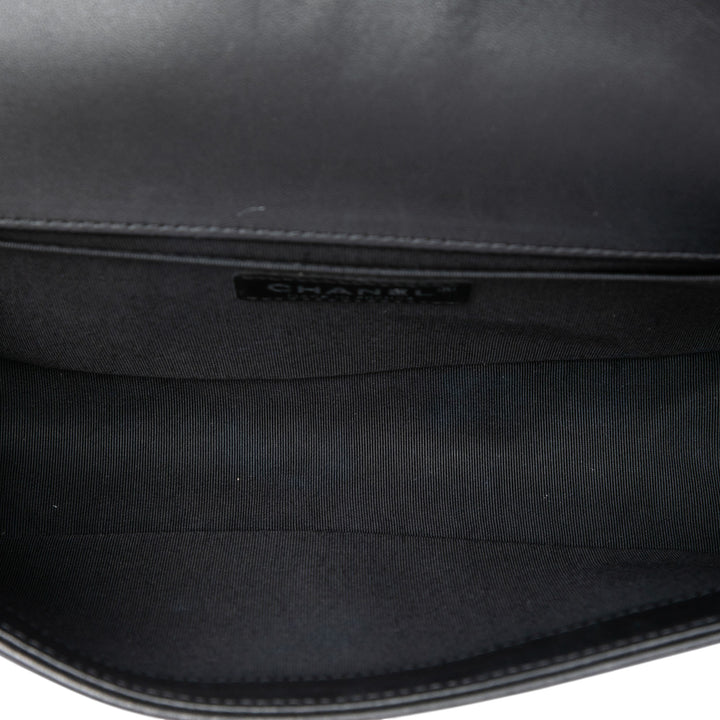 Chanel Matelassé Boy à rabat Moyen Cuir d'agneau Noir – vue 4 – GABY PARIS