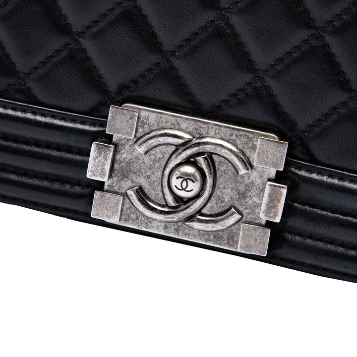 Chanel Matelassé Boy à rabat Moyen Cuir d'agneau Noir – vue 5 – GABY PARIS