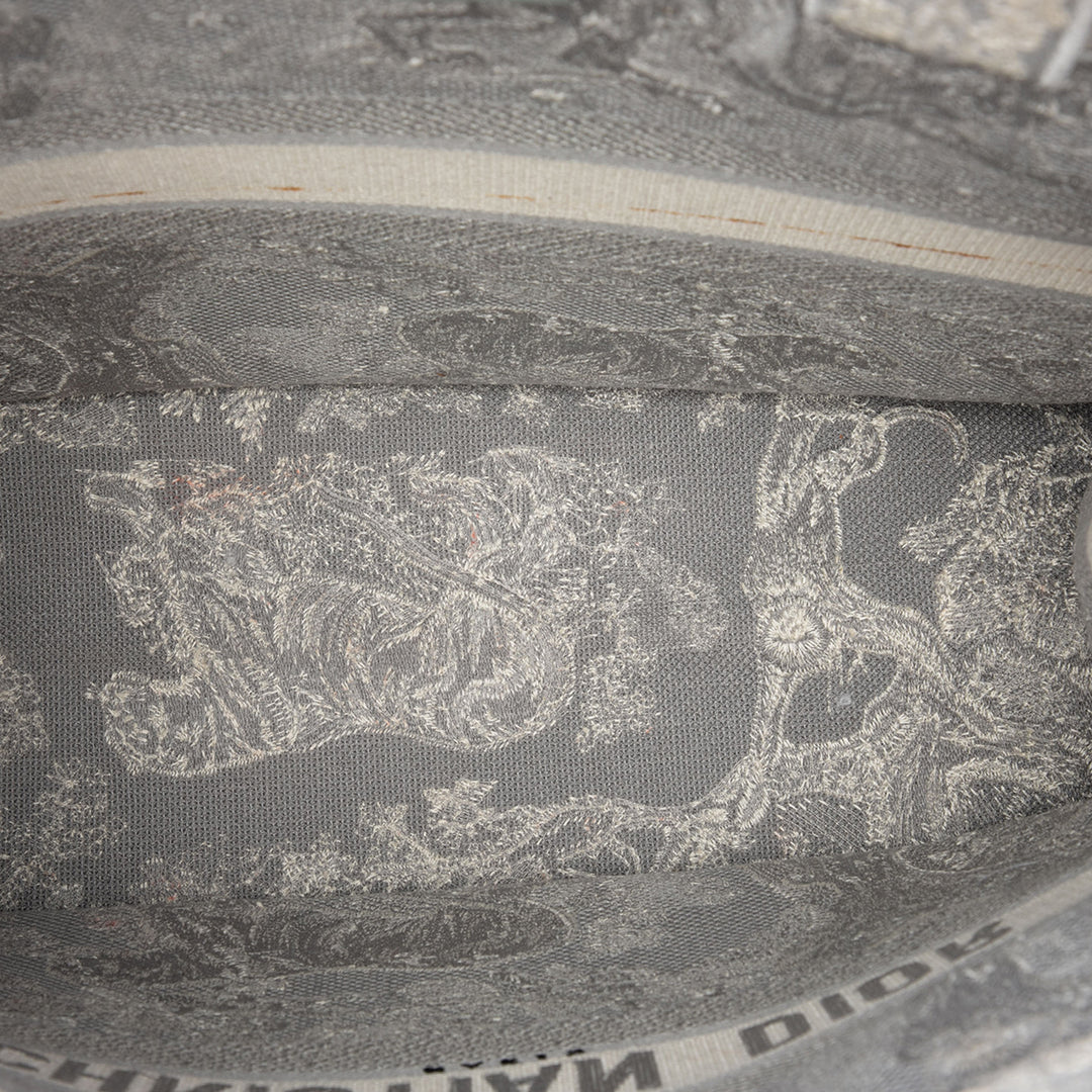 Dior Book Tote brodé Dioriviera De Jouy Grand Gris – vue 4 – GABY PARIS