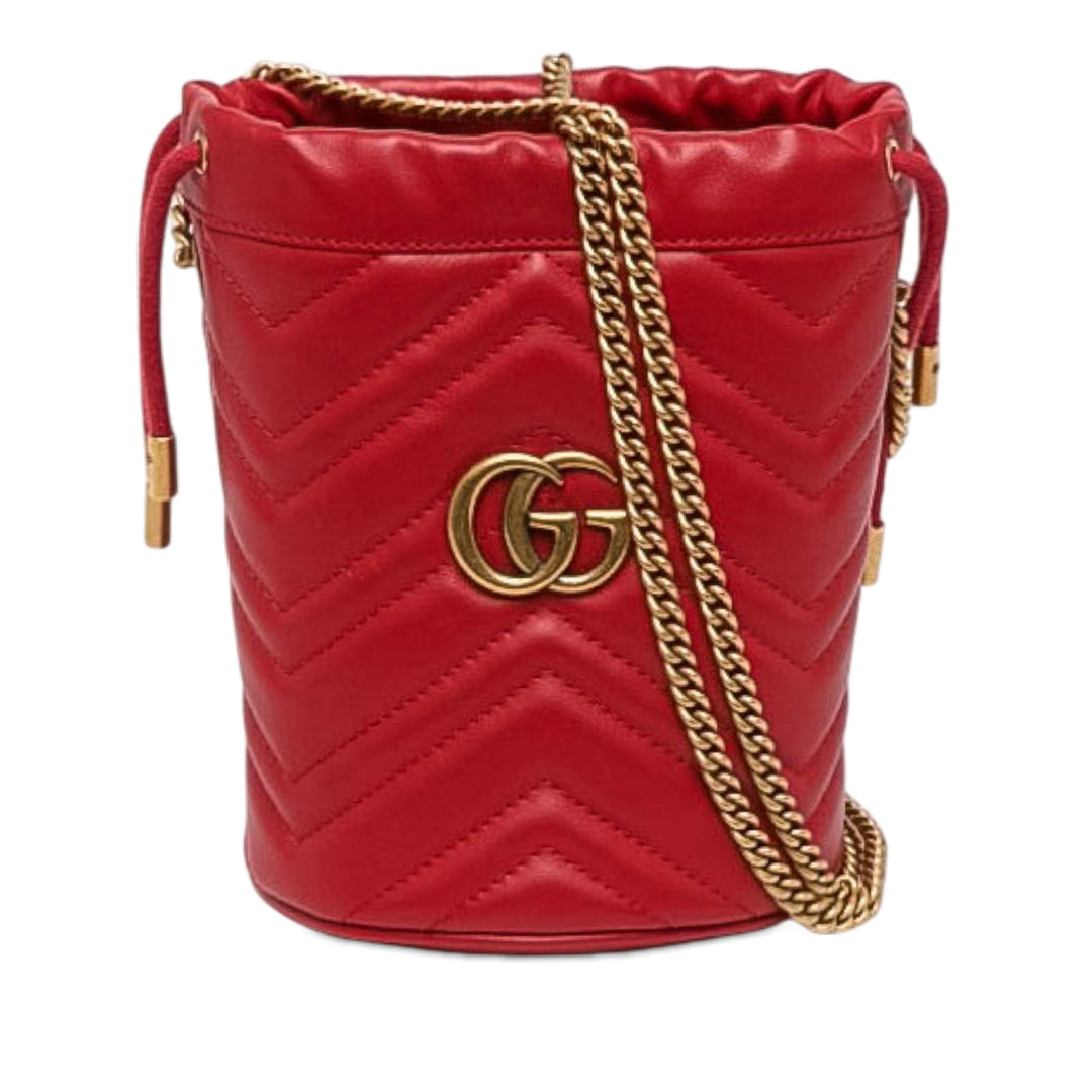 Gucci Sac seau GG Marmont Matelasse Petit Cuir de veau Rouge – vue principale – GABY PARIS