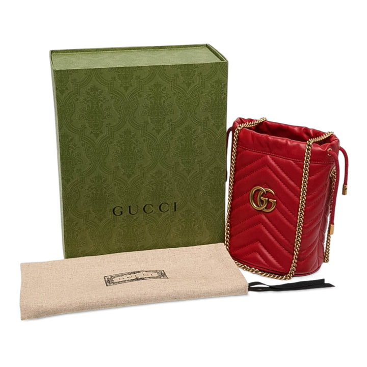Gucci Sac seau GG Marmont Matelasse Petit Cuir de veau Rouge – vue 7 – GABY PARIS