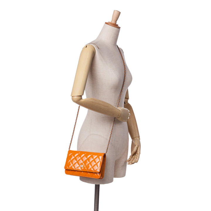 Classic Patent Wallet On Chain Orange - Gaby Paris