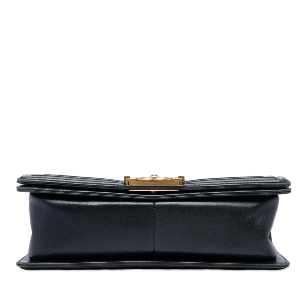 Chanel Sac bandoulière Matelassé Boy à rabat Moyen Cuir d'agneau Noir – vue 3 – GABY PARIS