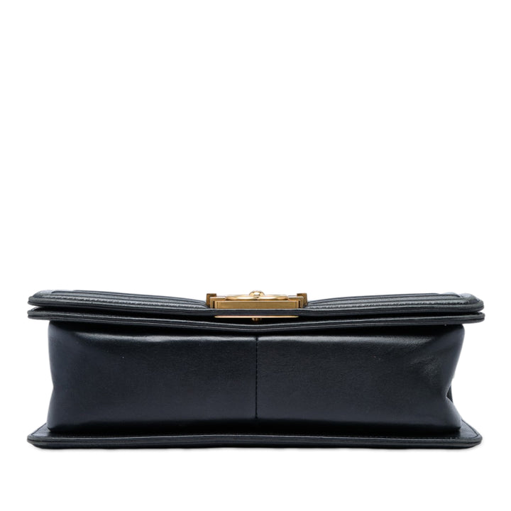Chanel Sac bandoulière Matelassé Boy à rabat Moyen Cuir d'agneau Noir – vue 3 – GABY PARIS