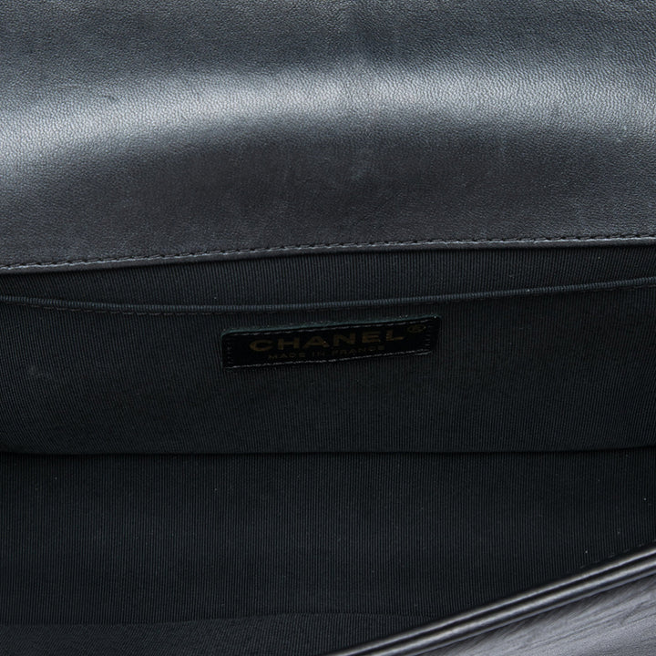 Chanel Sac bandoulière Matelassé Boy à rabat Moyen Cuir d'agneau Noir – vue 4 – GABY PARIS