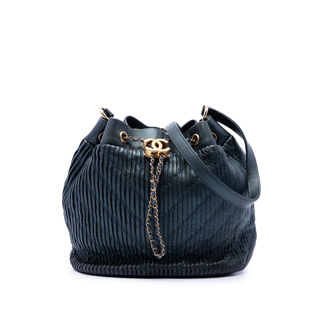 Chanel Froissé Coco Pleats Sac à cordon seau Petit Cuir de veau Bleu – vue principale – GABY PARIS