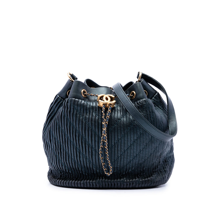 Chanel Froissé Coco Pleats Sac à cordon seau Petit Cuir de veau Bleu – vue principale – GABY PARIS
