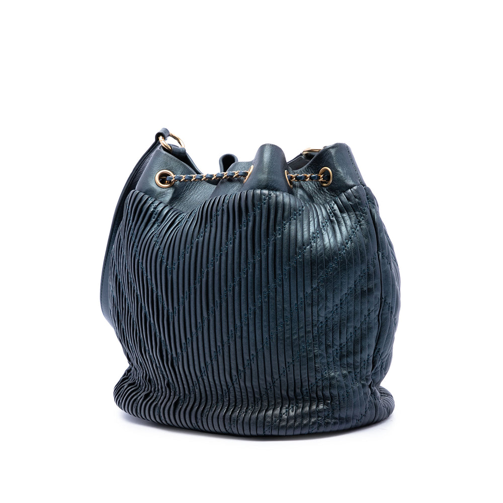 Chanel Froissé Coco Pleats Sac à cordon seau Petit Cuir de veau Bleu – vue 2 – GABY PARIS