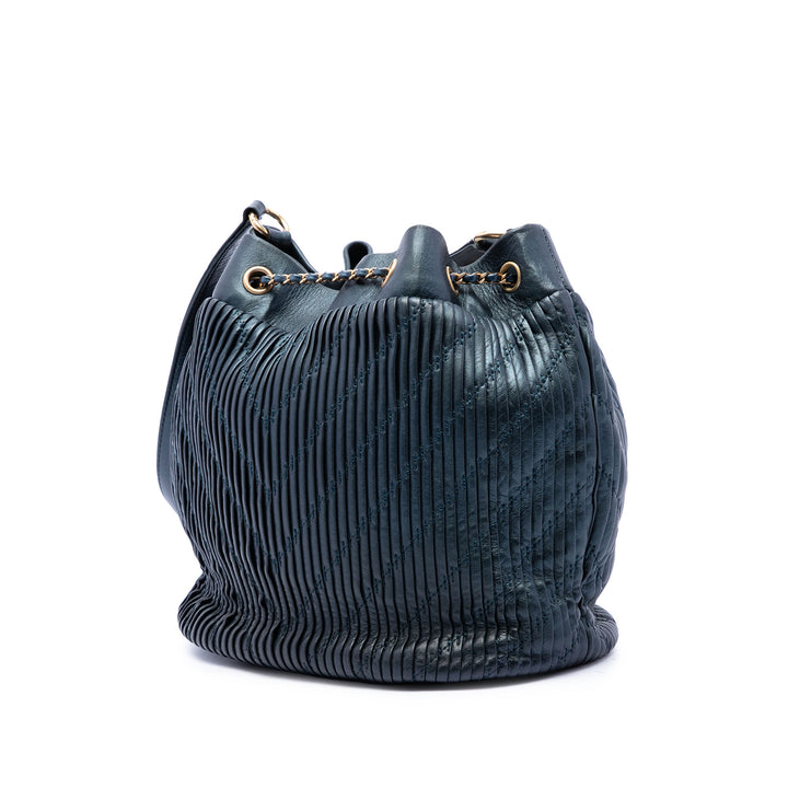 Chanel Froissé Coco Pleats Sac à cordon seau Petit Cuir de veau Bleu – vue 2 – GABY PARIS