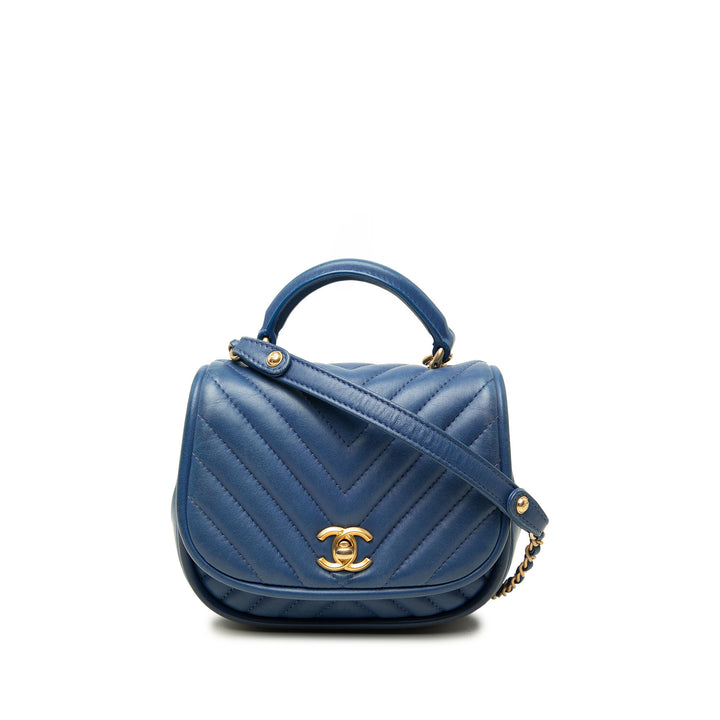 Chanel Sac à main CC Chevron Reversed Rond à rabat Mini Cuir d'agneau Bleu – vue principale – GABY PARIS