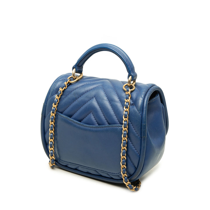 Chanel Sac à main CC Chevron Reversed Rond à rabat Mini Cuir d'agneau Bleu – vue 2 – GABY PARIS