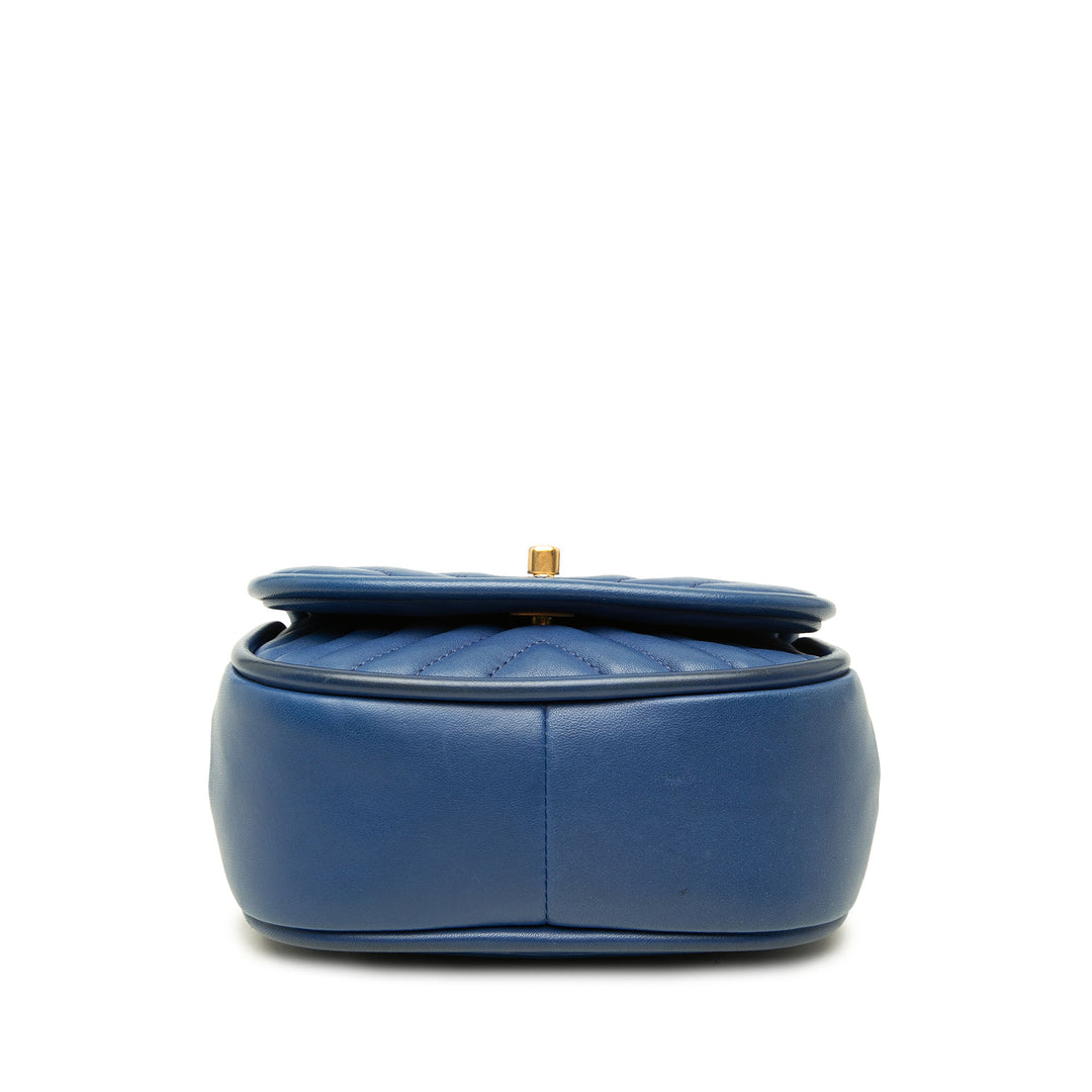 Chanel Sac à main CC Chevron Reversed Rond à rabat Mini Cuir d'agneau Bleu – vue 3 – GABY PARIS