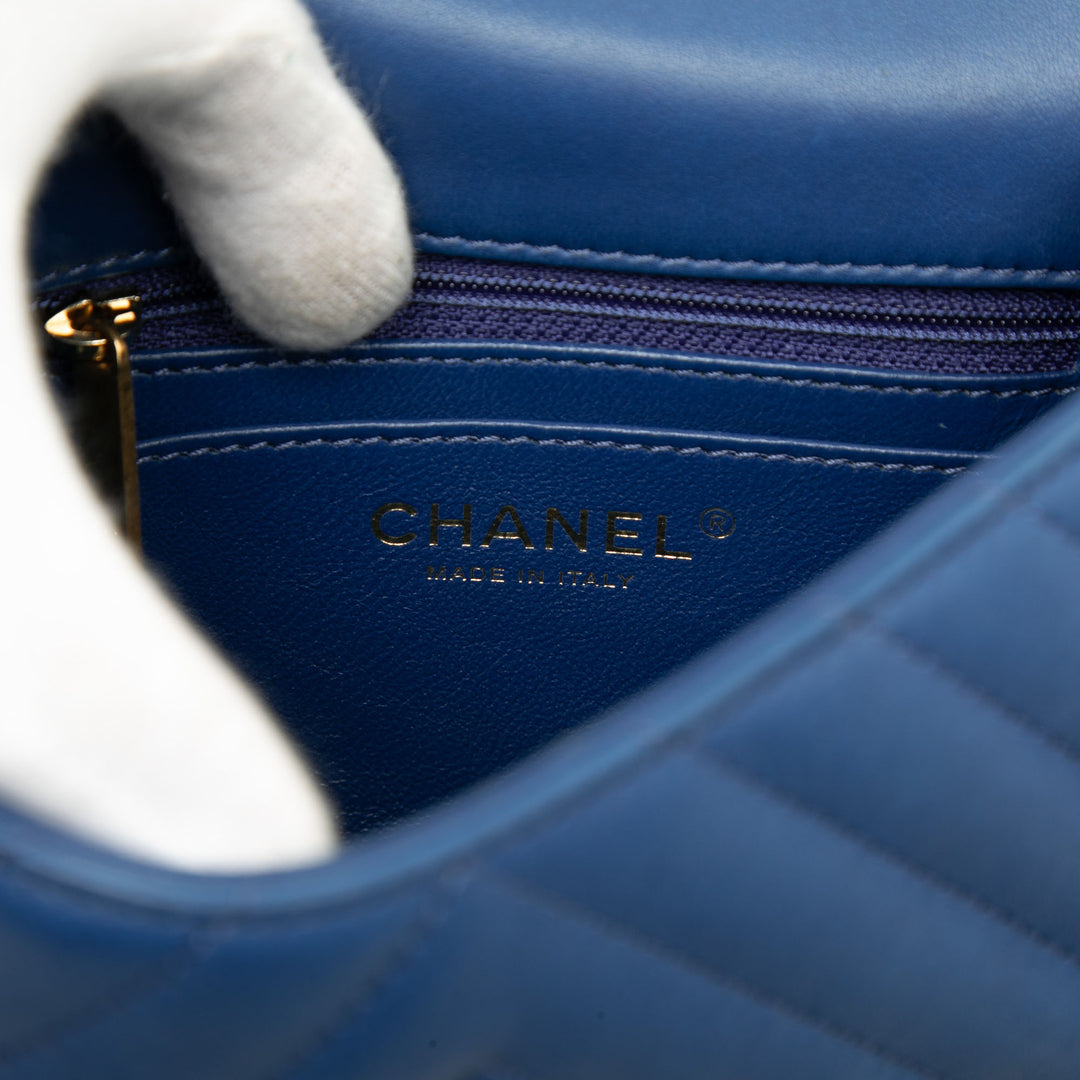 Chanel Sac à main CC Chevron Reversed Rond à rabat Mini Cuir d'agneau Bleu – vue 5 – GABY PARIS