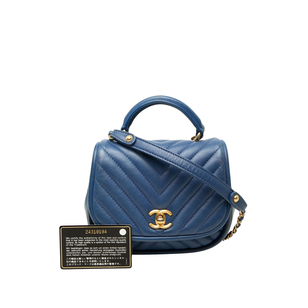 Chanel Sac à main CC Chevron Reversed Rond à rabat Mini Cuir d'agneau Bleu – vue 7 – GABY PARIS