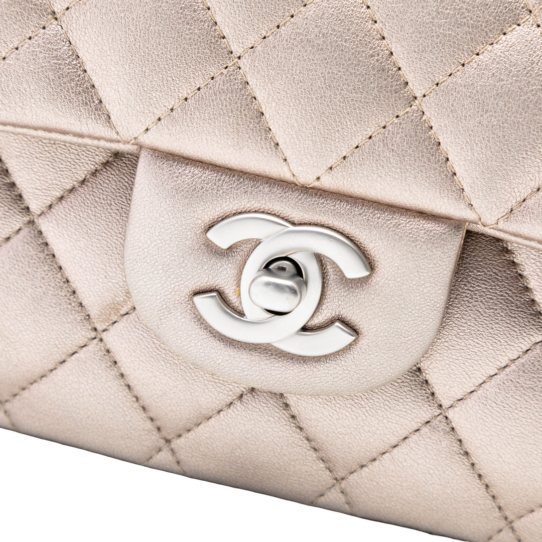 Chanel Medium Classic Metallic Cuir d’agneau Double rabat