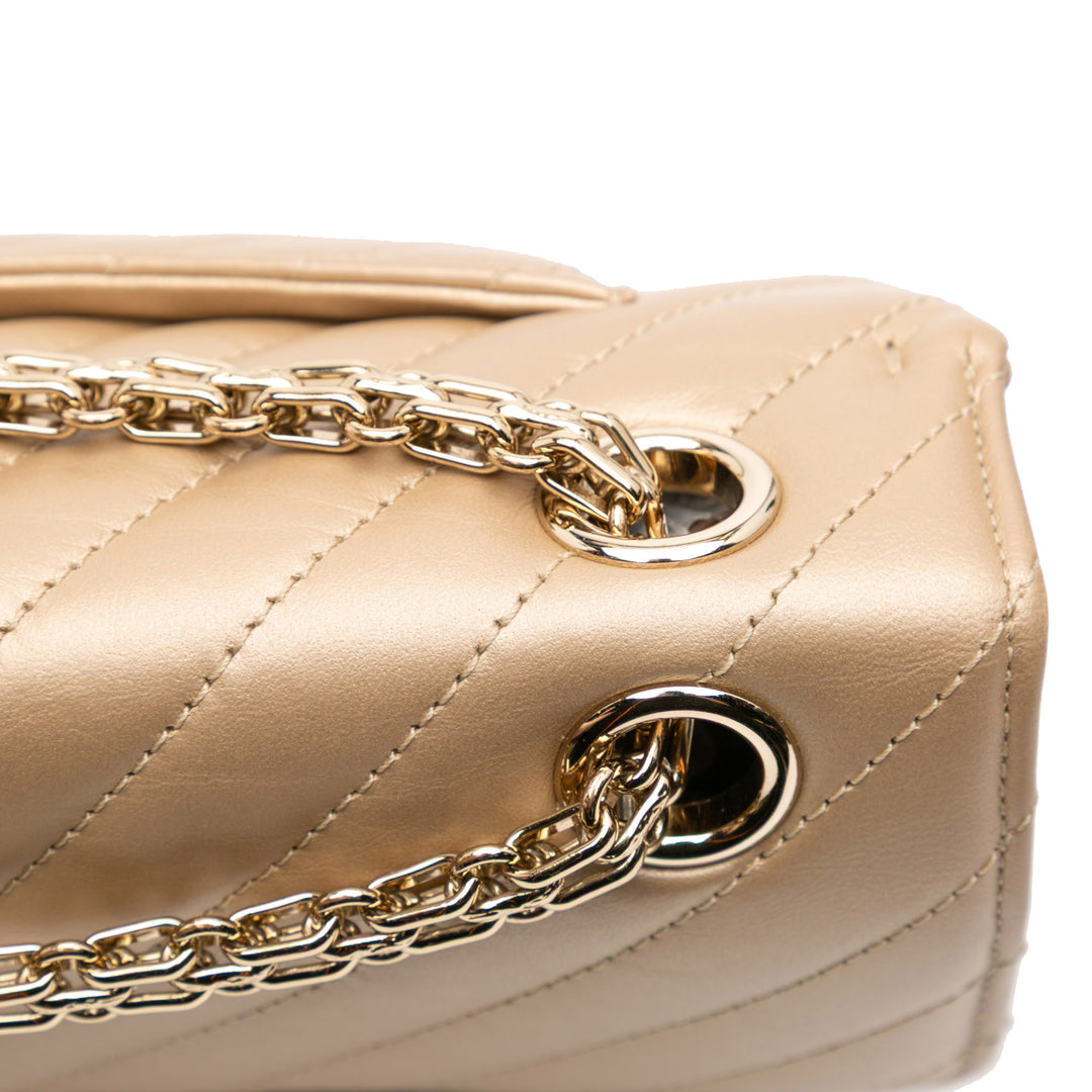 Chanel Reissue 2.55 Chevron Quilted Métallisé Cuir de veau Simple rabat 224 Doré