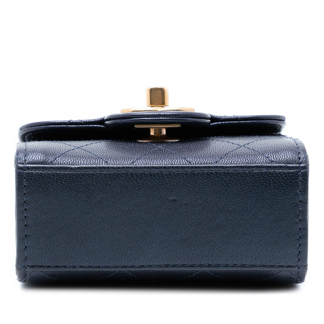 Chanel Mini Matelassé Cuir de chèvre Vertical Chic Perles à rabat Pochette avec chaîne
