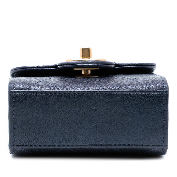 Chanel Mini Matelassé Cuir de chèvre Vertical Chic Perles à rabat Pochette avec chaîne